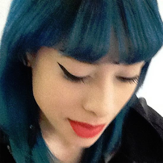 Menina de cabelo azul na estao Faria Lima do metr de So Paulo