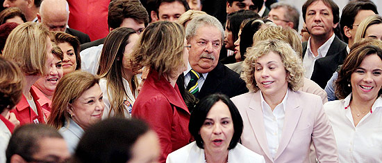 A candidata de Araraquara Mrcia Lia (de branco,  frente) em mutiro para tirar fotos com Lula, em So Paulo