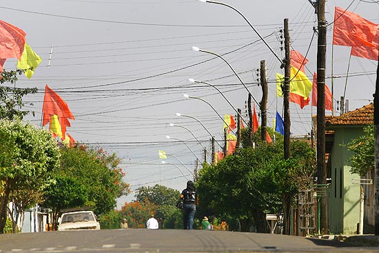 Bandeiras com cores que representam os candidatos colocadas nas casas de Santa Cruz da Esperana