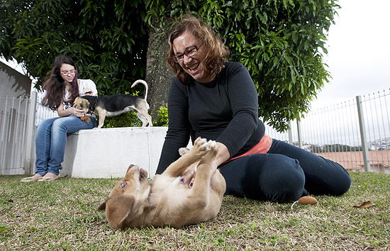 A consultora Daniela Antoneli, 40, e sua filha Beatriz, 15, com suas duas cadelas, Kika e Nana