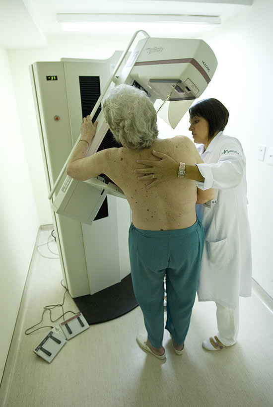 Mulher faz exame de mama em hospital de São Paulo