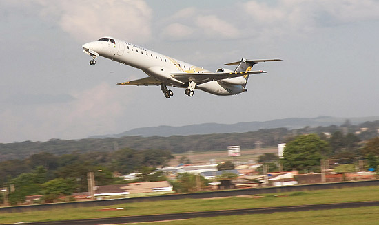 Avio da Passaredo decola do Leite Lopes; Ribeiro perdeu voos de duas empresas em menos de dois meses