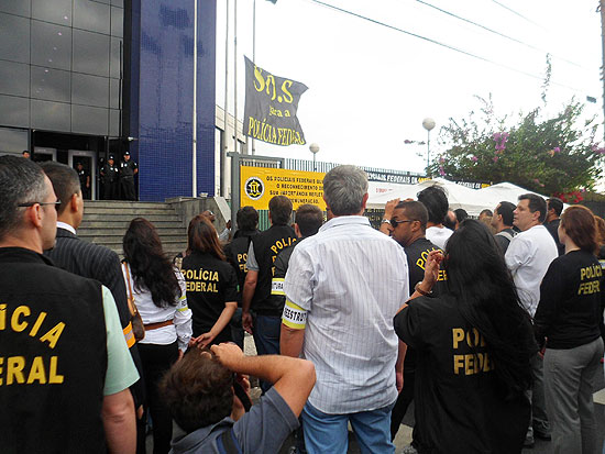 Policiais federais fazem protesto em frente à Superintendência no bairro da Lapa, zona oeste de SP