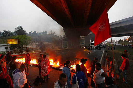 Sem-teto bloqueiam rodovia Rgis Bittencourt em Embu das Artes, na Grande So Paulo