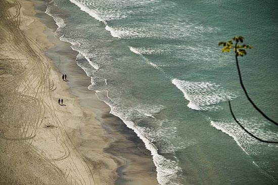 Mancha de leo diesel na praia de Maresias, no litoral de So Paulo; limpeza continua na segunda-feira