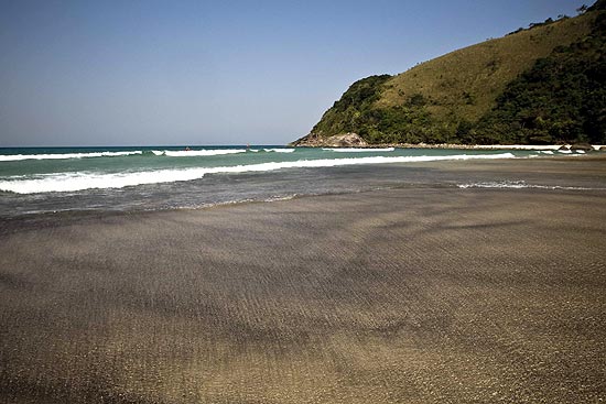 Mancha de leo no canto da praia de Maresias; foram recolhidos 10 toneladas de resduos