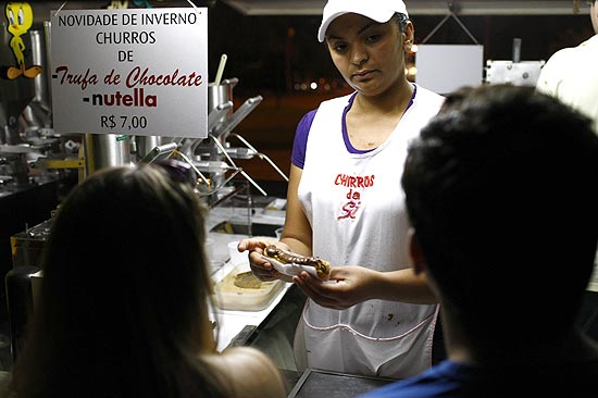 Churro de Nutella, vendido a R$ 7, faz sucesso na Riviera de So Loureno, no litoral paulista