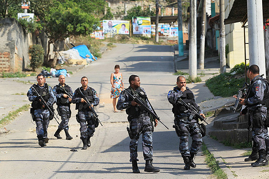 Policiais ocupam favela da Chatuba, em Mesquita (Baixada Fluminense) após mortes de seis jovens