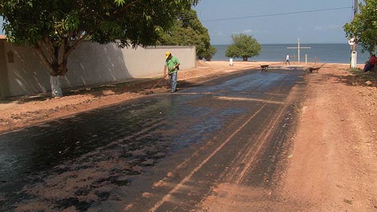 Obra de pavimentação na praia de Jacundá, em Alter do Chão, região turística de Santarém
