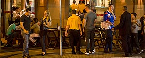 Movimento em bar na rua Euclides Pacheco, no Tatuap
