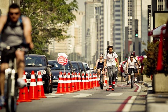 Aos fins de semana, a partir das 14h de sábado, as bicicletas em São Paulo são liberadas nas ciclofaixas