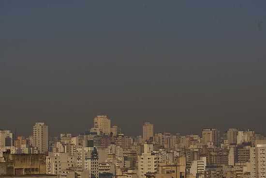 Faixa de poluio na regio central de So Paulo; umidade do ar deve continuar baixa nos prximos dias