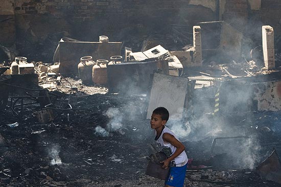 Moradores da favela do Moinho, na regio central de Sao Paulo, trabalham em rescaldo, depois de favela ser supostamente incendiada aps uma briga de casal