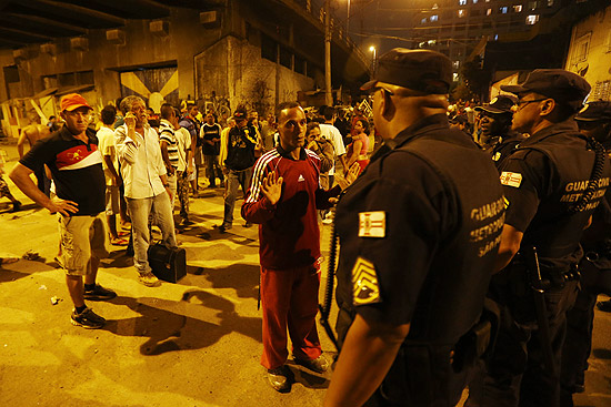 Após confronto, moradores e guardas civis conversam em baixo do viaduto Orlando Murgel, na favela do Moinho 