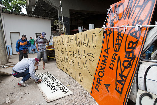 Moradores do Moinho fazem barricada com carcaças de carros e sofás para impedir evitar entrada da GCM