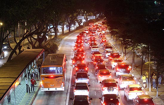 Trnsito intenso na avenida Rebouas, em So Paulo; CET vai mudar o tipo de monitoramento de trnsito 