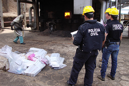 Policiais civis durante incinerao de droga em Bebedouro (SP)