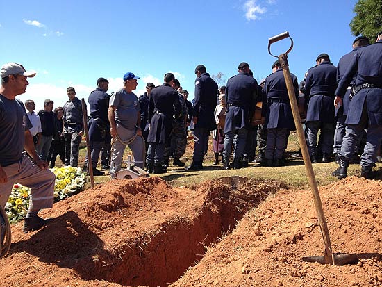 Policiais acompanham o enterro de Andr Peres de Carvalho, 40, soldado da Rota morto na Capital