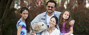 Caroline Azar e o marido Isaac com as filhas Sophie e Catharine e o cachorro Olivier (Isadora Brant/Folhapress)
