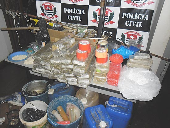Droga e materiais apreendidos pela polcia em Ribeiro Preto