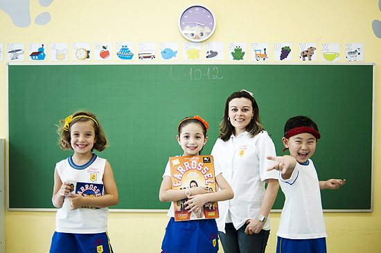 Laura Bavvloni, 6 (à esquerda); Lívia Tokiwa, 5; a professora Fabiani Gomes, 31, e Marcos Konishi, 5, no colégio Esperanto, no Tatuapé (zona leste de SP)