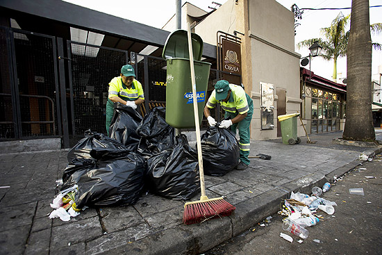 Funcionários que prestam serviço de limpeza na rua Aspicuelta, na Vila Madalena, em um domingo de manhã pós-balada