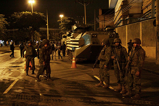 Fuzileiros navais aguardam início da ocupação do complexo de favelas de Manguinhos, zona norte do Rio