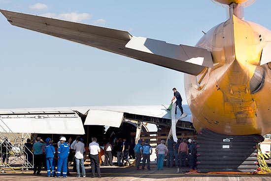 Equipes trabalham para retirar o cargueiro MD-11 da Centurion Cargo, que teve um pneu estourado durante o pouso