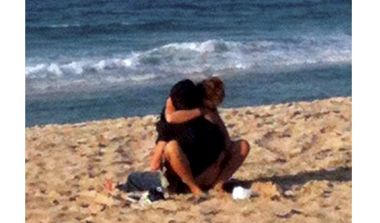 Casal é flagrado fazendo sexo na praia de Ipanema, na manhã desta terça-feira (16)
