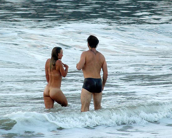 Mulher não identificada entra nua mar na praia do Flamengo, na zona sul do Rio