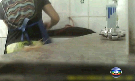 Funcionrio de pet shop  flagrado em gravao agredindo animais