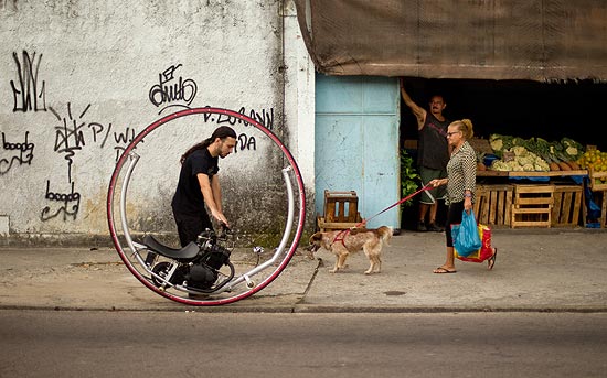 O mecânico Leandro Troufa, com seu monociclo motorizado, no Rio