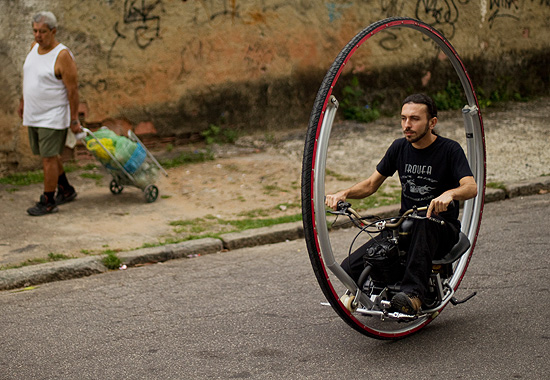 Dentro de um aro metálico recoberto por 3 pneus de bicicleta, Troufa instalou o motor de uma moto