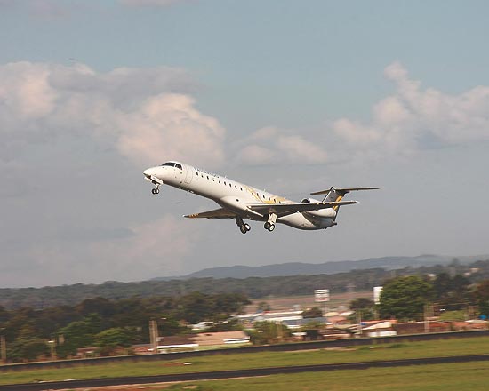 Avião decola do aeroporto Leite Lopes, em Ribeirão Preto; 2012 foi ano seguro para a aviação