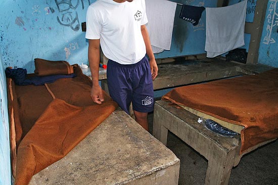 Adolescente mostra cama sem colcho, em 2011, no Educandrio Santo Expedito, umas das instituies de internao no Rio