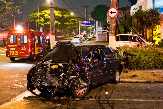 Acidente envolvendo dois carros deixa dois feridos no bairro Indianpolis, zona sul de So Paulo