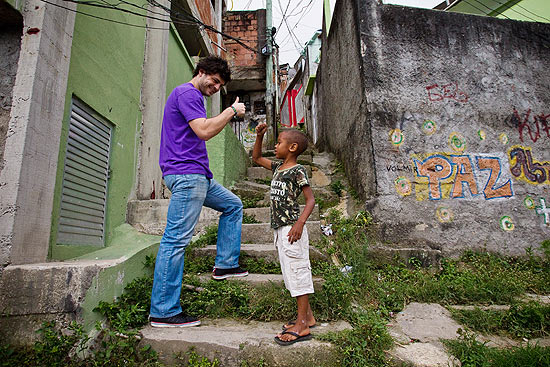 Francs Pierre Matthieu, 27, sobe as escadas da favela do Vidigal, onde mora, em So Conrado, zona sul do Rio