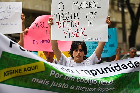 Amigos, familiares de Carolina da Silva Lee, 15, assassinada em 2012 em Higienpolis, realizam protesto contra a violncia