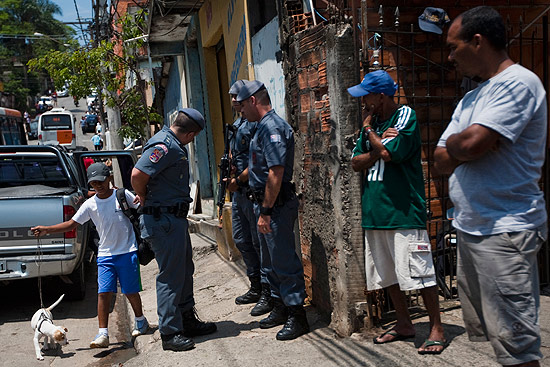 PMs fazem policiamento em rua da favela Paraisópolis, na zona sul de SP