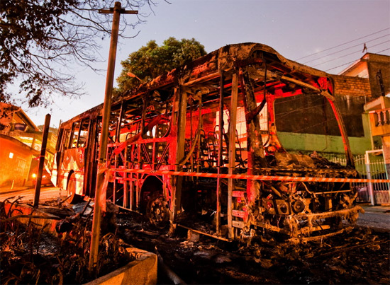 Ônibus é incendiado por bandidos durante a madrugada na rua Curupireira, na região de Sapopemba, zona leste de SP 