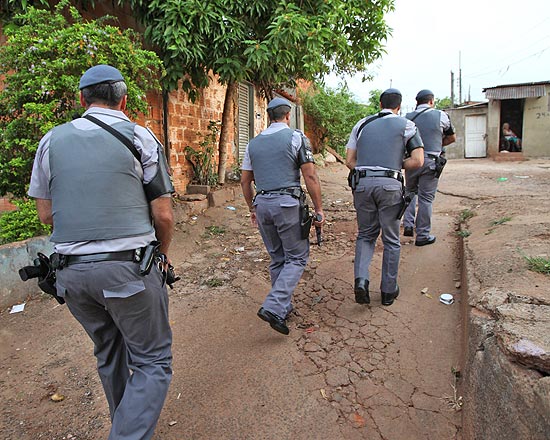 Policiais militares durante patrulhamento realizado na favela das Mangueiras, em Ribeirão Preto