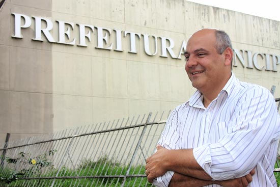 O prefeito eleito de Franca, Alexandre Ferreira (PSDB), em frente  prefeitura da cidade