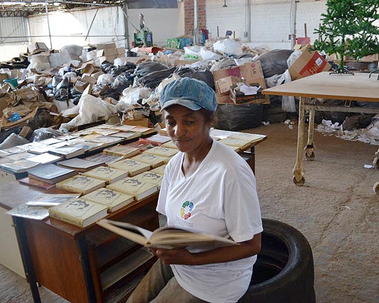 A catadora de recicláveis Cleuza Branco de Oliveira, 47, lê obra na cooperativa de Mirassol