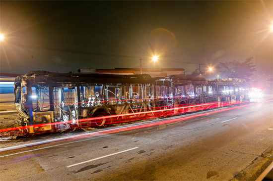 Criminosos incendeiam ônibus biarticulado na região de Cidade Dutra, na zona sul de São Paulo; 