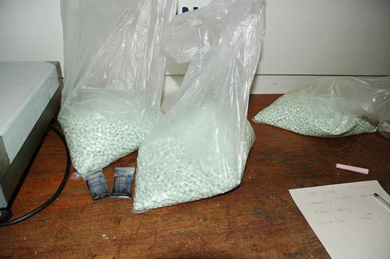 PF encontrou cerca de 30 mil comprimidos de ecstasy em fundo falso de mochila no aeroporto de Guarulhos