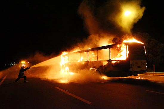  Bandidos atearam fogo em um ônibus em Florianópolis na noite de ontem (12)