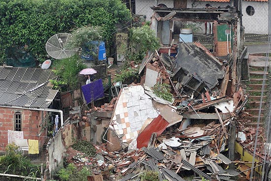 Casas ficar destruídas após deslizamentos de pedras na localidade de Três Irmãos, em Nova Friburgo