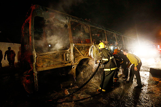 Ônibus ficou totalmente destuído no bairro dos Ingleses; Santa Catarina registra o 3º dia de ataques 