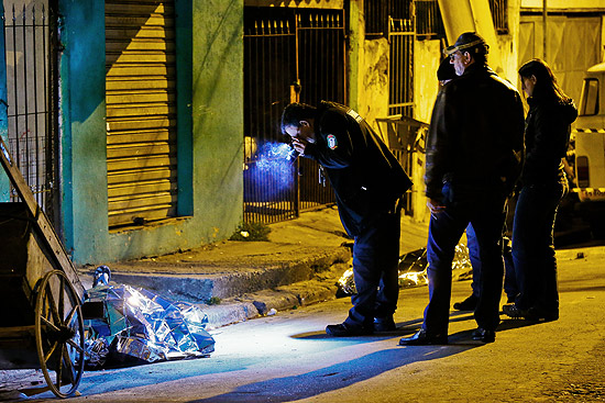 Policiais fazem perícia no localonde dois homens foram assassinados no Grajaú, zona sul de São Paulo