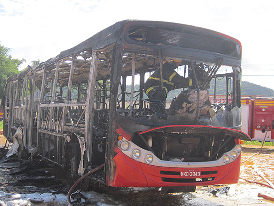Ônibus incendiado ontem em Itajaí (SC);devido a onda de ataques, Pm vai fazer escolta da saída de terminais e garagens